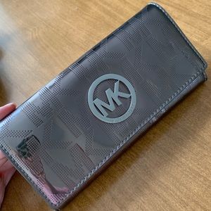 NWT-Michael Kors Metallic Wallet in Pale Gold